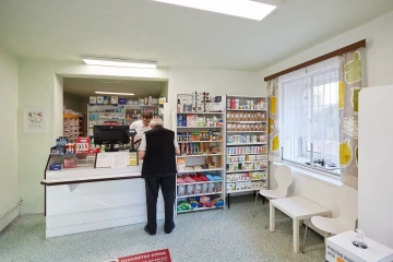 Obsluha pacienta v lékárně v Olešnici